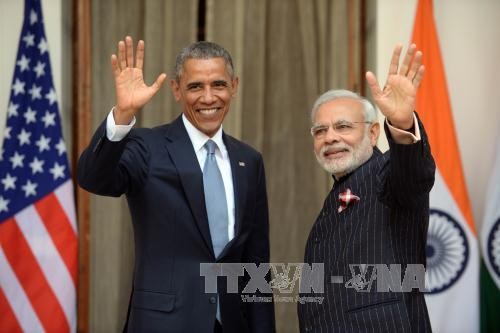 Thủ tướng Ấn Độ Narendra Modi (phải) và Tổng thống Barack Obama (trái) trước cuộc gặp ở New Delhi. Ảnh: AFP/TTXVN