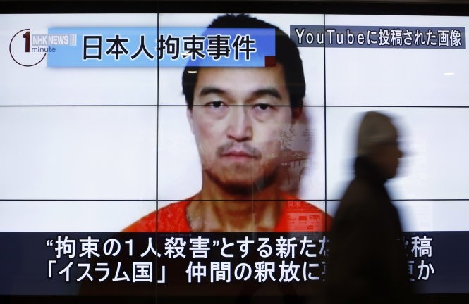 Hình ảnh nhà báo Nhật Kenji Goto xuất hiện trong một đoạn tin tức trên truyền hình Nhật Bản - Ảnh: Reuters