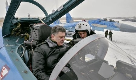 Tổng thống Ukraine Petro Poroshenko trên chiếc máy bay chiến đấu Su-27.