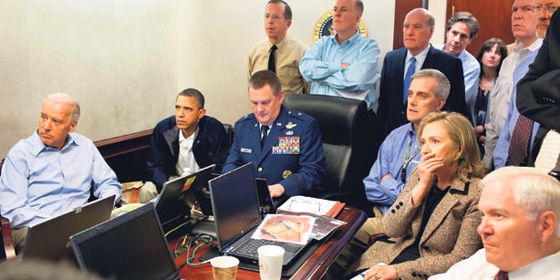 Tổng thống Mỹ Barack Obama trong Phòng Tình huống theo dõi tiến triển chiến dịch Neptune's Spear.
