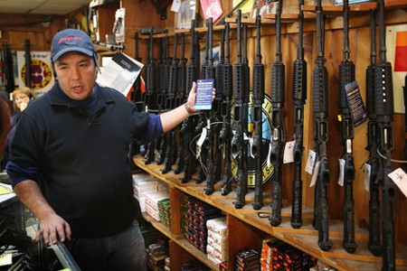 Giới thiệu súng cho khách hàng tại cửa hàng bán đồ thể thao ở bang Illinois. 