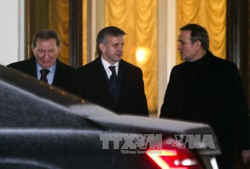 Cựu Tổng thống Ukraine Leonid Kuchma (trái) và Đại sứ Nga tại Ukraine Mikhail Zurabov (giữa) sau cuộc họp ngày 10/2. Ảnh: AFP/TTXVN 