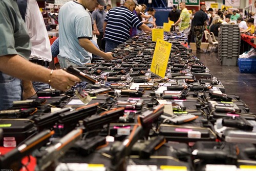 Người Mỹ mua súng tại một hội chợ súng đạn.
