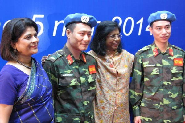 Hai sĩ quan đầu tiên của VN vinh dự đội chiếc mũ xanh của Lực lượng gìn giữ hòa bình LHQ. Ảnh: Linh Thư