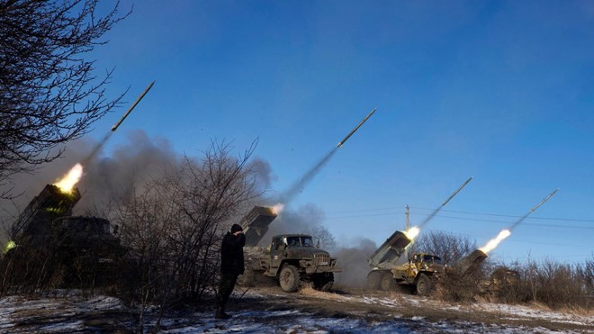 Lực lượng ly khai do Nga hậu thuẫn bắn tên lửa vào thành phố Debaltseve, miền đông Ukraine vào ngày 18/2/2015.
