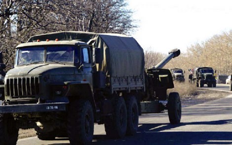 Lực lượng đối lập ở miền Đông Ukraine đã bắt đầu rút vũ khí hạng nặng ra khỏi vùng chiến sự.  Ảnh: Sputnik