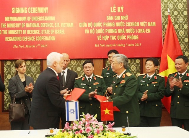 Thượng tướng Nguyễn Chí Vịnh và ông Dan Harel ký MoU.