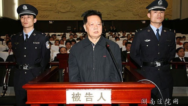 Nhiều phạm nhân Trung Quốc đã được ra tù trước hạn do hối lộ các nhân viên tư pháp và trại giam. 