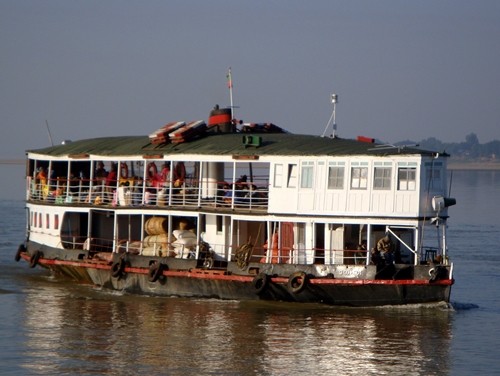 Một chiếc phà của Myanmar trên sông Irrawaddy. Ảnh: vagabondtraveltales.com.