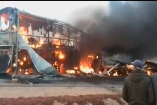 Chiếc xe buýt cháy rụi sau va chạm. Ảnh: moroccoworldnews.com