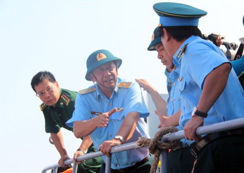 Thiếu tướng Đỗ Minh Tuấn, Phó Tư lệnh Quân chủng Phòng không – Không quân, chỉ đạo công tác tìm kiếm hai chiếc máy bay. Ảnh:Hoàng Trường