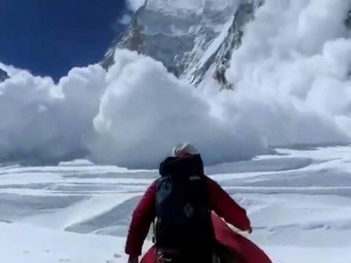 Khoảnh khắc lở tuyết chôn vùi trại leo núi Everest