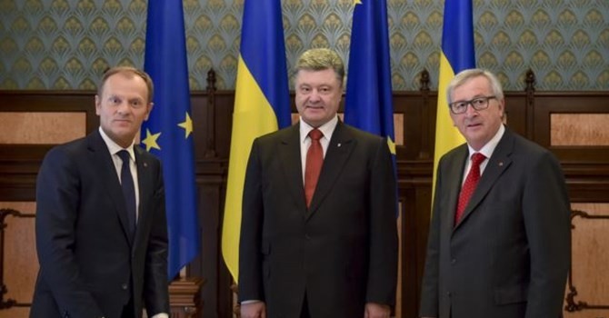 ừ trái: Chủ tịch Hội đồng Âu châu Donald Tusk, Tổng thống Ukraine Petro Poroshenko và Chủ tịch Uỷ ban Âu Châu Jean-Claude Juncker trong cuộc hội đàm ở Kiev, Ukraine, 27/4/15.