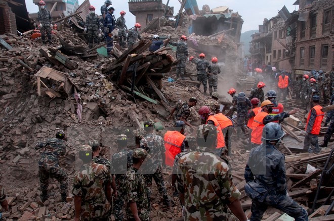 Lực lượng cứu hộ làm việc tại Sankhu, ngoại ô Kathmandu ngày 30/4. (Ảnh: THX/TTXVN)
