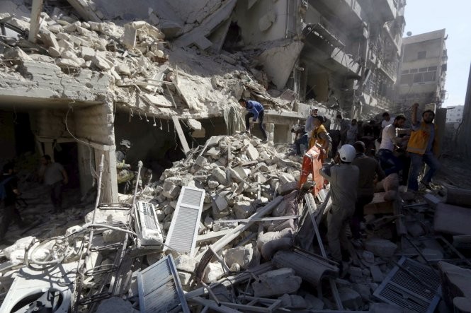 Cảnh đổ nát hoang tàn ở Aleppo sau các vụ đánh bom - Ảnh: Reuters