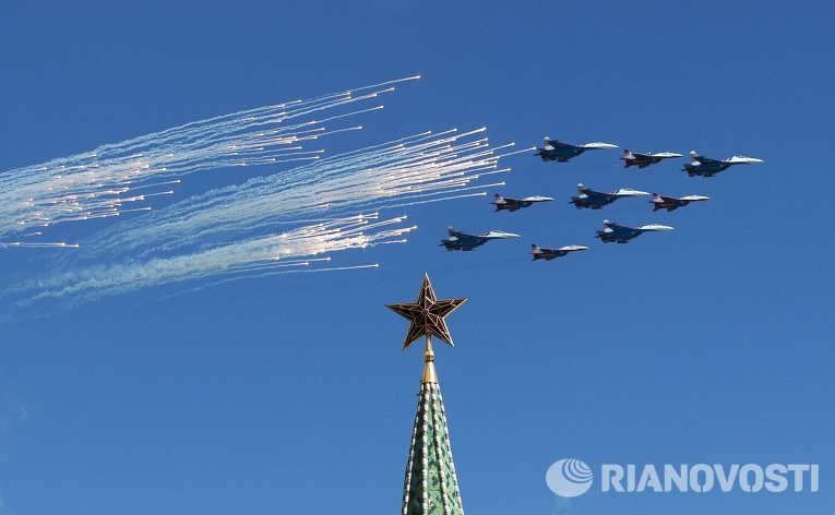 Dàn máy bay tiêm kích trên bầu trời Moscow