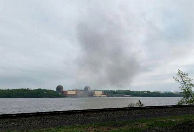 Khói bốc lên từ nhà máy điện hạt nhân Indian Point gần thành phố New York - Ảnh: Reuters