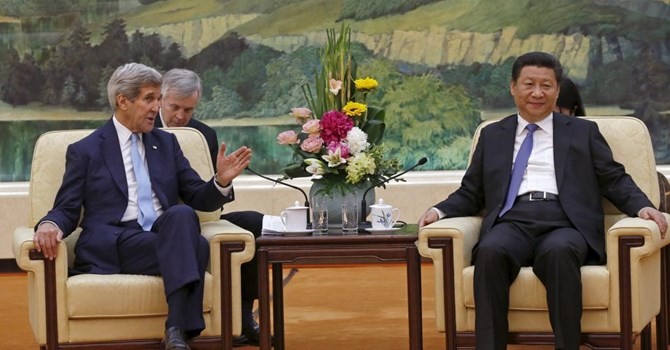 Chủ tịch Trung Quốc Tập Cận Bình (P) tiếp Ngoại trưởng Mỹ John Kerry, tại Bắc Kinh, 17/05/2015 - REURTERS