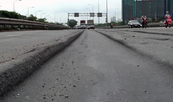 Mặt đường Mai Chí Thọ (đoạn giáp cầu vượt Cát Lái) đang bị lún nghiêm trọng, tạo thành những đường rãnh kéo dài, sâu 10-15 cm. Người dân gọi đây là "ruộng bậc thang" trên đại lộ được cho là hiện đại nhất TP HCM.