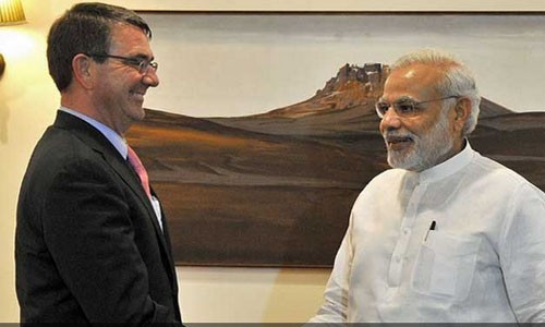 Bộ trưởng Quốc phòng Mỹ Ashton Carter gặp gỡ Thủ tướng Ấn Độ Modi và ký thỏa thuận hợp tác quốc phòng mới. Ảnh: AFP