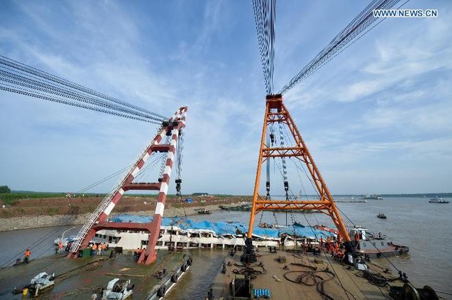 Trung Quốc nâng tàu chìm trên sông Trường Giang