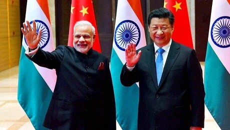 Thủ tướng Ấn Độ Narendra Modi (trái) và Chủ tịch Trung Quốc Tập Cận Bình (phải) trong một cuộc hội đàm tại thành phố Tây An. (Ảnh: PTI)