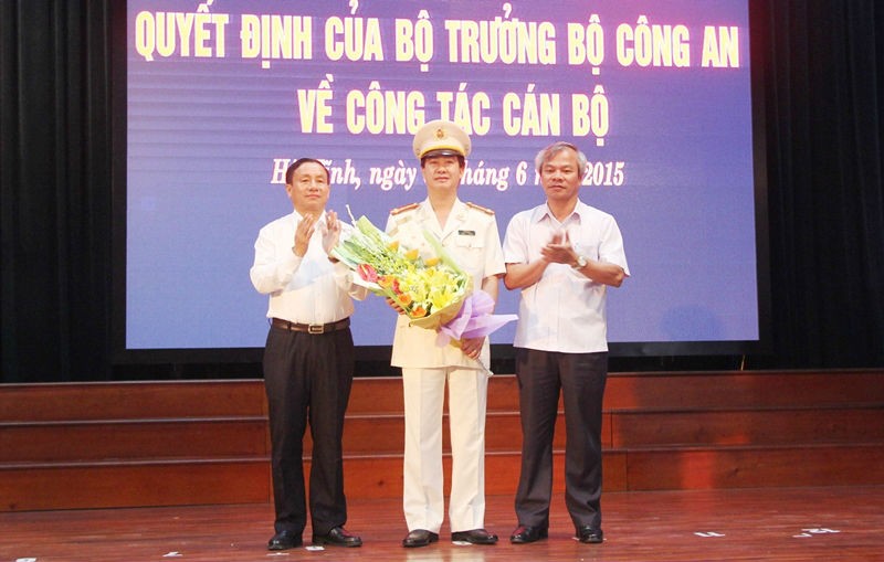 Tân Giám đốc Công an tỉnh Hà Tĩnh Đại tá Lê Văn Sao nhận hoa chúc mừng từ lãnh đạo tỉnh. 