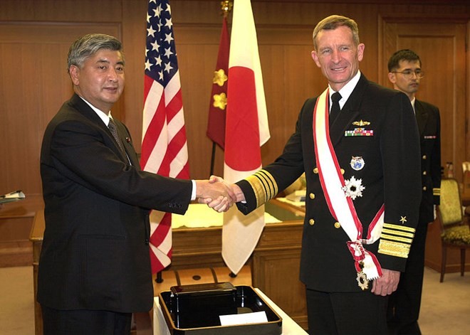Đô đốc Dennis Blair (phải) trong một buổi lễ hồi năm 2005. (Ảnh: wikipedia.org)