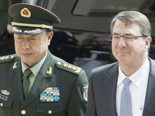 Bộ trưởng Quốc phòng Mỹ Ashton Carter (phải) và Tướng Trung Quốc Phạm Trường Long. Ảnh: AFP