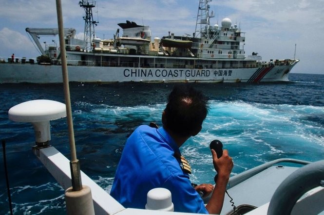 Tàu cảnh sát biển Trung Quốc tiến gần một tàu Malaysia trên biển Đông - Ảnh: Getty Images