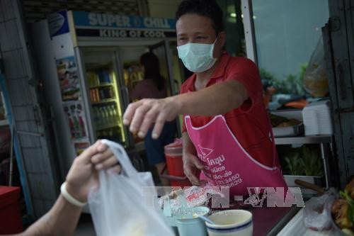 Người dân Thái Lan đeo khẩu trang phòng tránh lây nhiễm MERS tại khu chợ ở Bangkok. Ảnh: AFP/TTXVN