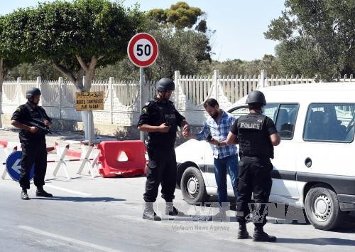 Lực lượng an ninh Tunisia làm nhiệm vụ tại khu vực xáy ra vụ tấn công. Ảnh: AFP/TTXVN 
