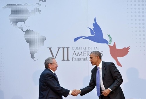 Tổng thống Mỹ Barack Obama (phải) bắt tay Chủ tịch Cuba Raul Castro trong cuộc gặp bên lề Hội nghị thượng đỉnh các quốc gia châu Mỹ hôm 11/4 ở Panama. Ảnh: AFP.