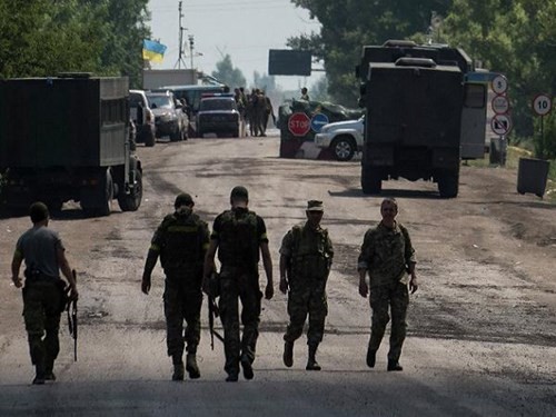 Binh lính Ukraine tại một trạm kiểm soát gần thị trấn Marinka thuộc khu vực Donetsk