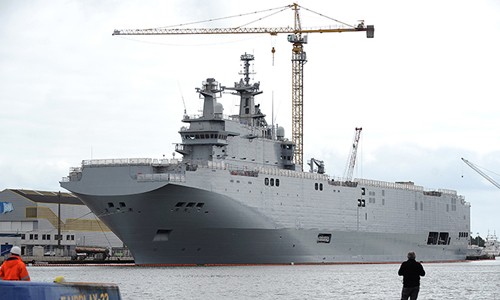 Tàu chiến Vladivostok, một trong hai tàu chiến lớp Mistral mà Paris đóng cho Moscow, neo tại nhà máy đóng tàu STX France ở Saint-Nazaire, miền tây Pháp, hồi năm ngoái. Ảnh:  AFP