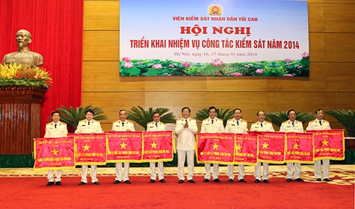 Đồng chí Nguyễn Hải Phong, Phó Viện trưởng Viện kiểm sát nhân dân tối cao, trao Cờ thi đua của ngành Kiểm sát nhân dân cho các tập thể có thành tích 