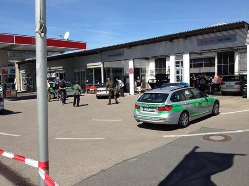 Trạm xăng ở thành phố Bad Windsheim, nơi nghi phạm xả súng bị bắt. Ảnh: I.E.N./Twitter.