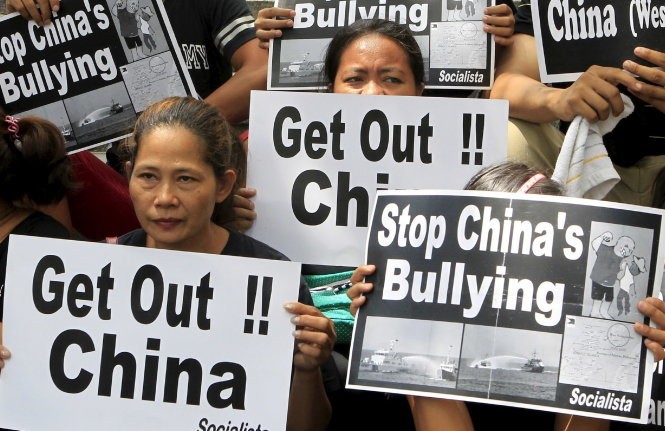 Người dân Philippines biểu tình phản đối hành vi xâm lấn của Trung Quốc  - Ảnh: Reuters