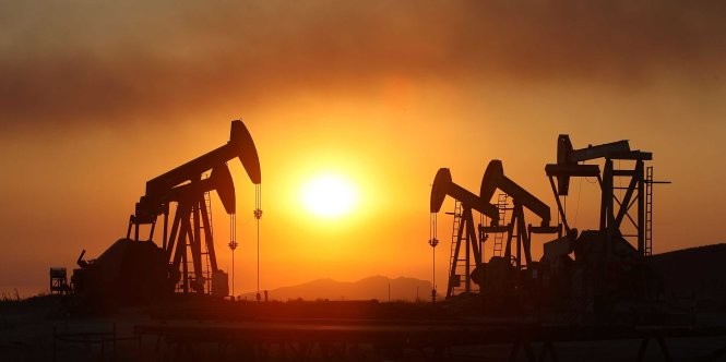 Khung cảnh khai thác dầu mỏ ở Trung Đông - Ảnh: Reuters