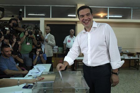 Thủ tướng Hy Lạp Alexis Tspiras tham gia bỏ phiếu trong cuộc trưng cầu dân ý (Ảnh: Tân Hoa Xã)