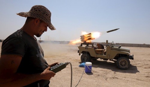 Thành viên lực lượng bán quân sự Iraq khai hỏa tên lửa nhằm vào cứ điểm của IS bên ngoài thành phố Falluja, tỉnh Anbar. Ảnh: Reuters