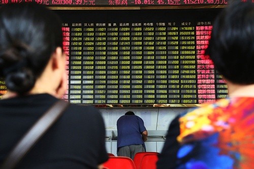 Nhà đầu tư Trung Quốc đang theo dõi bảng điện tử. Ảnh:ChinaFotoPress