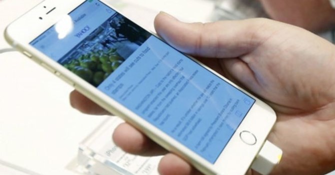 Hàng chục nghìn chiếc iPhone giả đã được phát hiện ở Trung Quốc. Ảnh minh họa AP