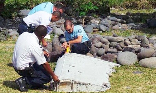 Các chuyên gia tiến hành kiểm tra mảnh vỡ nghi là của máy bay MH370 dạt vào bờ biển đảo Reunion, Pháp. Ảnh: Reuters
