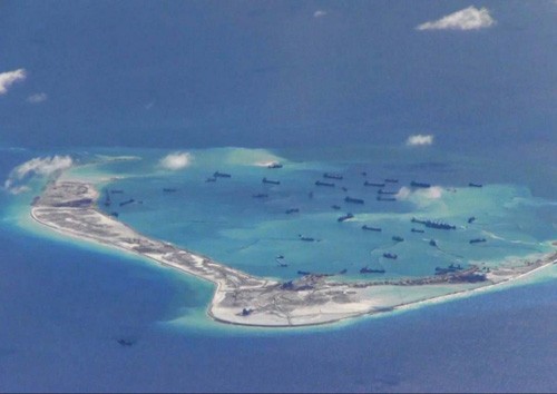 Philippines cho biết Trung Quốc đang hút bùn ở 10 ở bãi đá khác ở Biển Đông để xây dựng tại 7 đá họ đang chiếm đóng. Ảnh minh họa: Reuters
