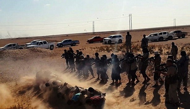 Ảnh chụp từ video clip cho thấy IS đang hành quyết những người chống đối ở Iraq- Ảnh: sheikyermami.com