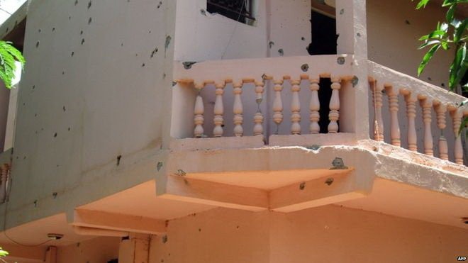 Các lỗ đạn ghim trên tường ngoài của khách sạn Byblos sau cuộc giao tranh giữa những kẻ bắt cóc và quân đội Mali Ảnh: AFP