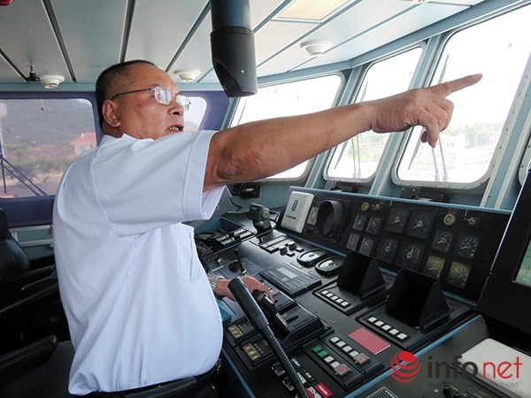 Bất chấp tàu hải quân Trung Quốc cản trở, thuyền trưởng tàu SAR 412 Phan Xuân Sơn vẫn kiên định, không chuyển hướng để nhanh chóng cứu ngư dân bị nạn trên biển (Ảnh: HC)