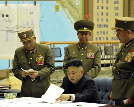 Ông Ri Yong-gil (giữa) trong một buổi làm việc cùng nhà lãnh đạo Kim Jong-un. (Ảnh: Rodong Sinmun)