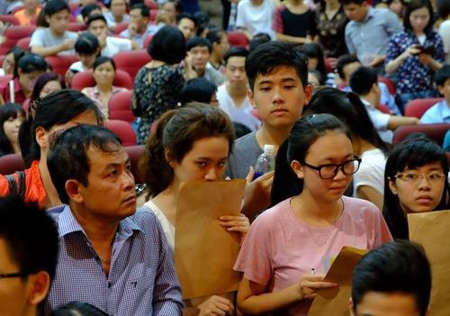 Thí sinh và người nhà làm thủ tục rút - nộp hồ sơ tại Đại học Kinh tế Quốc dân chiều 20/8. Ảnh:Quỳnh Trang.